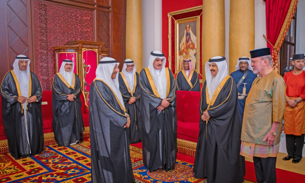 <p>His Majesty King Hamad, in the presence of His Royal Highness Prince Salman bin Hamad Al Khalifa, Crown Prince and Prime Minister, yesterday held a meeting with Malaysia&rsquo;s King Sultan Ibrahim Ibni Almarhum Sultan Iskandar at Sakhir Palace. The leaders reviewed the close historical relations between Bahrain and Malaysia and discussed means to further strengthen bilateral co-operation for the benefit of both countries and their peoples.</p>